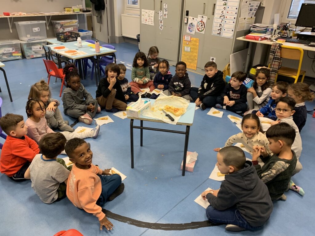 J’aime la galette savez-vous comment ? Au restaurant scolaire ou dans les classes, les enfants dégustent de bonnes galettes. C’est l’occasion de réaliser celle du petit chaperon rouge et de continuer notre découverte des contes.